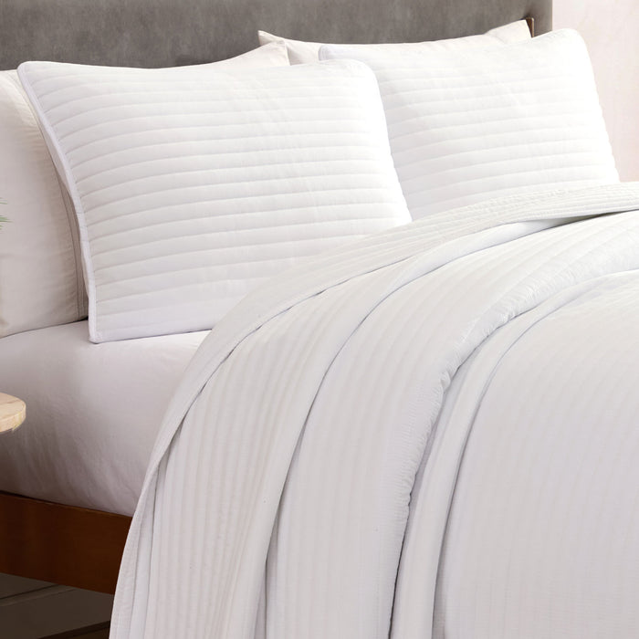 Queen / White / Stripes Pattern
